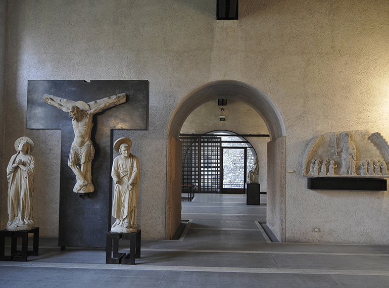Una sala del museo allestito dal 1957 da Carlo Scarpa nella fortezza di Castelvecchio a Verona: dialogo esemplare tra vecchia e nuova architettura